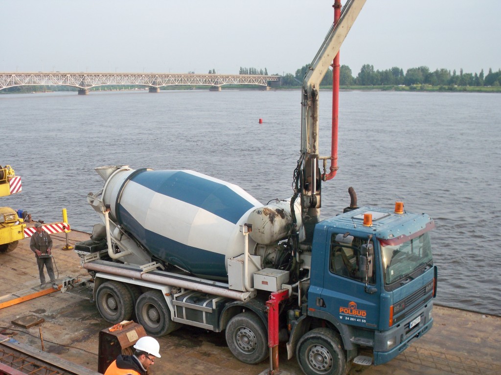 Pompogruszka Polbud'u na barce. Miejsce: rzeka Wisła - Płock .Concrete mixer VISTULA river.