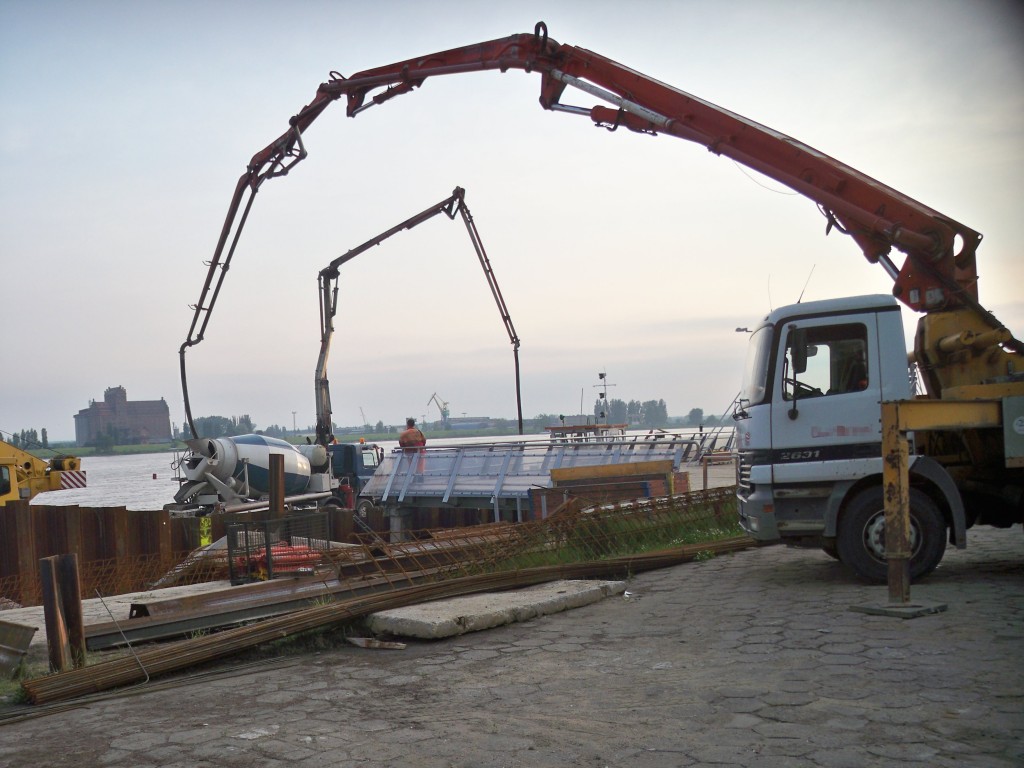 Pompowanie betonu - budowa ostrogi mola w Płocku 